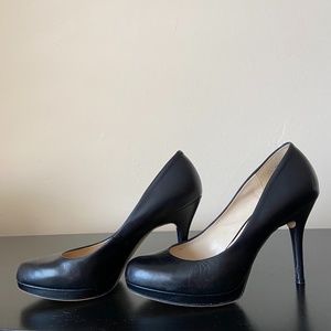 Black pumps